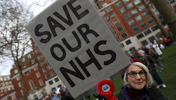 Una de las participantes en la manifestación para salvar el sistema británico de salud. Foto: Reuters
