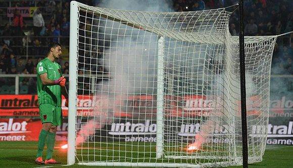 Varias bengalas impactaron contra el terreno de juego en el partido entre Italia y Albania. Foto tomada de peru.com.