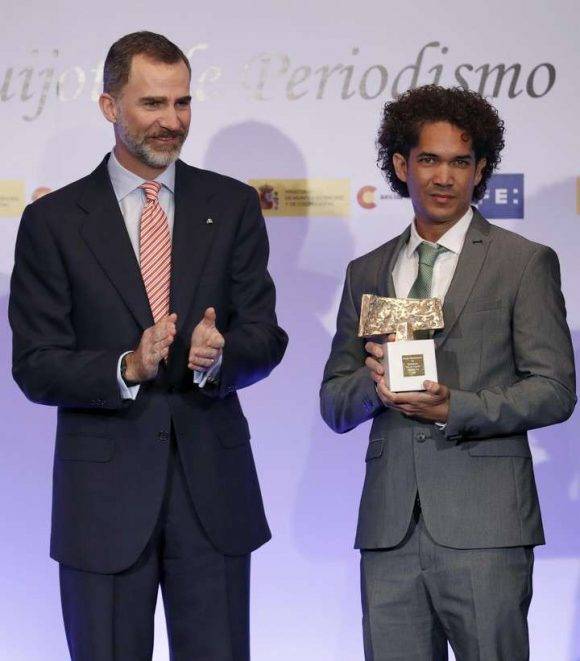 Yander Zamora recibe el premio Rey de España. Foto: EFE.