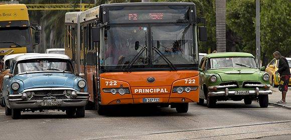 Las deficiencias del transporte público agravan la problemática con los boteros. Foto: Ismael Francisco/ Cubadebate.