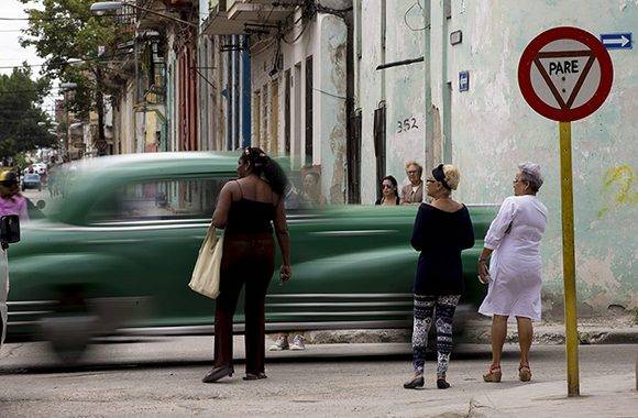 "Después que se tomó la medida, hace tres semanas, los almendrones hacen igual que los taxis estatales, no paran". Foto: Ismael Francisco/ Cubadebate.