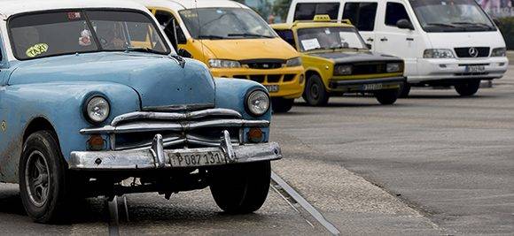 Los taxis estatales no contribuyen a reducir la demanda de los boteros. Foto: Ismael Francisco/ Cubadebate.