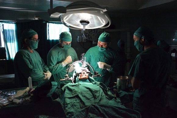 Cirugía funcional del Pakinson mediante la técnica esterotáxica, llevada a cabo por un equipo multidisciplinario en el Hospital Clínico Quirúrgico Lucía Íñiguez Landín de la ciudad de Holguín, Cuba, el 20 de febrero de 2017. ACN FOTO/Juan Pablo CARRERAS