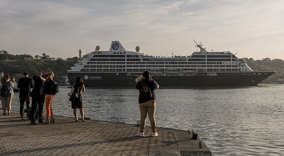 Llega al puerto de la Habana, el Crucero Azamara Quest de la compañia Royal Caribbean, procedente de los Estados Unidos. Foto: Ismael Francisco/Cubadebate.