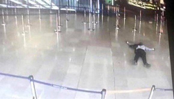 Una cámara de seguridad del aeropuerto de París-Orly registró al hombre baleado tras intentar sacarle el arma a una soldado. Foto: AFP.