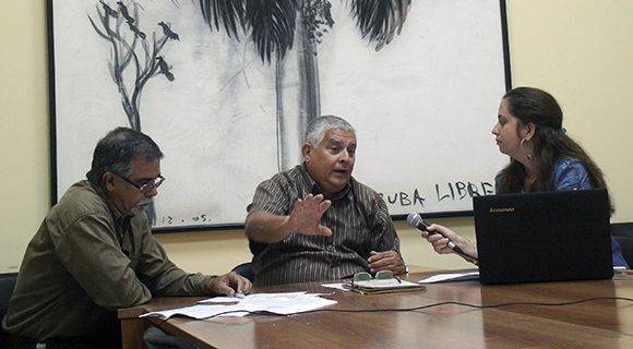 Daniel Rafuls Pineda y José Luis Toledo Santander durante la grabación del podcast de Cubadebate. Foto: José Raúl Concepción/ Cubadebate.