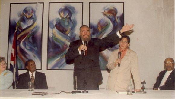 Pronuncia palabras ante los representantes de los movimientos de solidaridad con Cuba en los Estados Unidos, durante encuentro en la sede de la Embajada de Cuba ante la ONU, en New York, 25 de octubre de 1995. Foto: Fidel Sodado de las Ideas/Estudios Revolución 