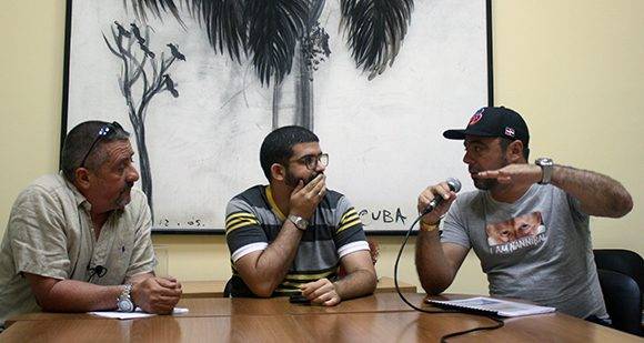 Javier Méndez (izq.) y Michel Contreras (der.) debaten sobre el IV Clásico Mundial de Béisbol, con Aynel Martínez moderador. Foto: José Raúl Concepción/ Cubadebate.