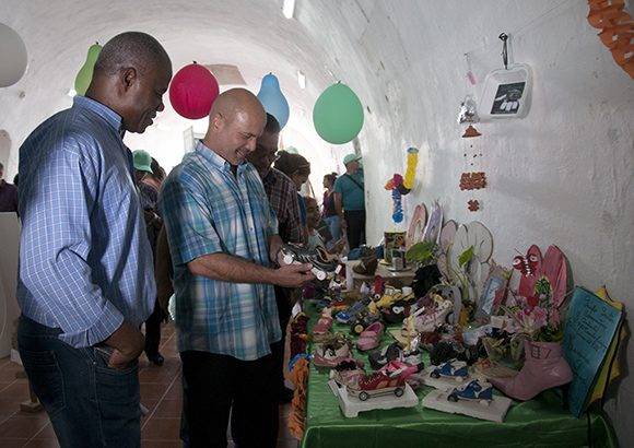 Gerardo Hernández se sintió atraído por el rescate de viejos zapatos por niños de La Habana del Este. Foto: Ladyrene Pérez/ Cubadebate.