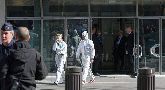 Miembros del equipo forense de la Policía salen de las oficinas de París del Fondo Monetario Internacional. Foto: AFP