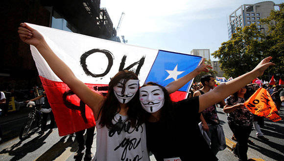Demonstrators wear Guy Fawkes masks during a march against the national pension system, in Santiago, Chile March 26, 2017. REUTERS/Carlos Vera EDITORIAL USE ONLY. NO RESALES. NO ARCHIVE