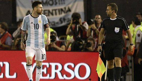 Lionel Messi se perderá tres de los cuatro partidos que le restan a la selección argentina en la difícil lucha por clasificar para el Mundial. Foto: Juan Mabromata/ AFP.