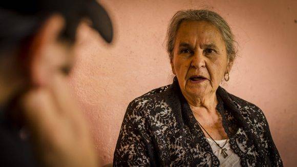 Austra Bertha Flores López, madre de Bertha Cáceres, lleva un chal negro simbolizando el luto por la muerte de su hija. ''Nunca me imaginé enterrar a mi hija el mismo día de su cumpleaños'', dijo a FACTUM. Foto FACTUM/Salvador MELENDEZ
