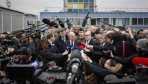 Los ministros franceses de Interior, Bruno le Roux, y de Defensa, Jean-Yves le Drian, fueron los encargados de hablar con la prensa en el aeropuerto. Foto: AP.