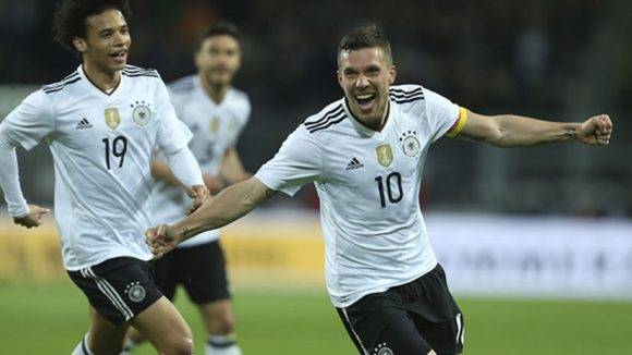 Lukas Podolski celebra su golazo a Inglaterra. Foto: AP.