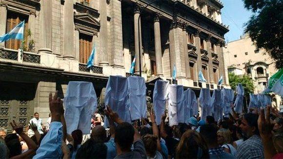 En la provincia de Buenos Aires el Gobierno decidió descontar los días a los maestros y solicitó que estos sean sancionados. | Foto: @PrensaSUTEBA