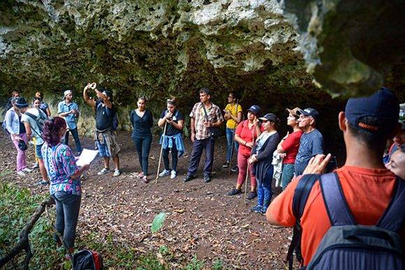 La Cueva de Sao Corona, sitio escogido en 1895 por el general Antonio Maceo para reeditar el periódico El Cubano Libre, en el municipio de Cueto, fue centro de una excursión realizada por jóvenes periodistas de Holguín, Cuba, el 9 de marzo de 2017, en saludo al Día de la Prensa Cubana.ACN FOTO/Juan Pablo CARRERAS