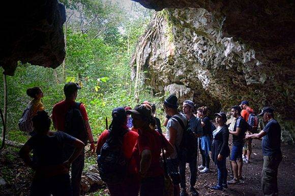 La Cueva de Sao Corona, sitio escogido en 1895 por el general Antonio Maceo para reeditar el periódico El Cubano Libre, en el municipio de Cueto, fue centro de una excursión realizada por jóvenes periodistas de Holguín, Cuba, el 9 de marzo de 2017, en saludo al Día de la Prensa Cubana.ACN FOTO/Juan Pablo CARRERAS