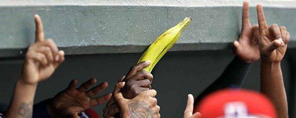 La presencia del plátano en dugout dominicano no es una simple broma, pues los jugadores y aficionados quisqueyanos se identifican con la fruta como símbolo nacional. Foto: Chris O'Meara/ AP.