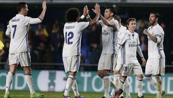 Los jugadores del Real Madrid celebran la victoria frente al Villarreal, tras el partido de la vigésimo cuarta jornada de Liga que se disputó esta noche en el estadio de El Madrigal, en Villarreal. EFE/Miguel Angel Polo