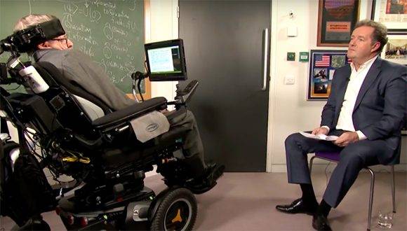 Durante la entrevista, el profesor Hawking también compartió sus opiniones sobre el presidente de Estados Unidos Donald Trump y el líder laborista Jeremy Corbyn. Foto: Archivos.