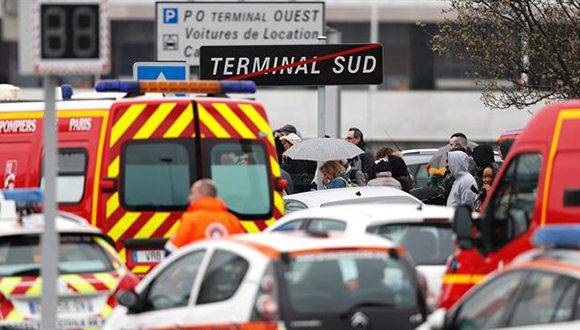 La terminal sur de París-Orly fue evacuada y el tránsito aéreo fue interrumpido. Foto: AFP.