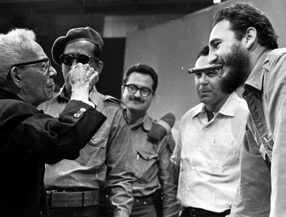 Con Fidel, tras una emisión televisiva de la Universidad Popular, el 9 de abril de 1961. Foto: Liborio Noval / Cubadebate / www.fidelcastro.cu