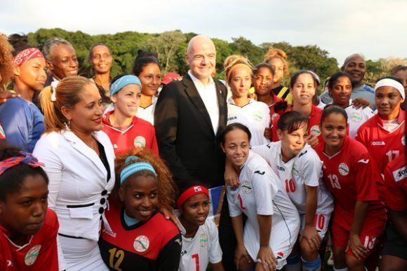 El Presidente de la FIFA junto al equipo nacional femenino de fútbol. Foto: Mónica Ramírez / JIT