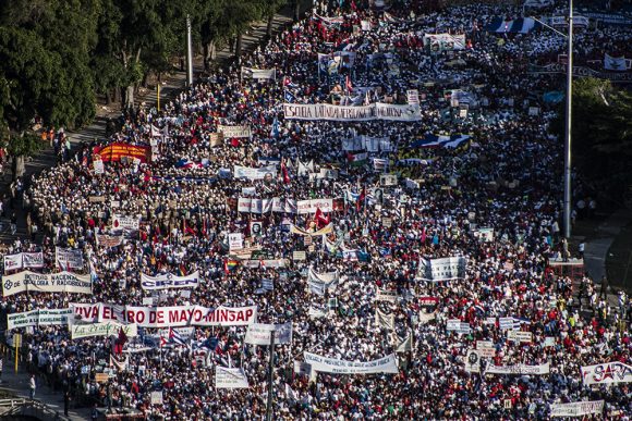 Organizaciones de masas juntas en la Plaza. Foto: L Eduardo Domínguez/ Cubadebate.