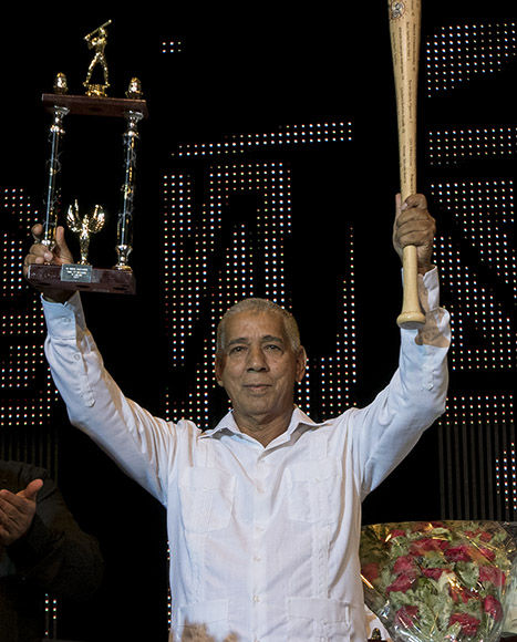 Carlos Marti trofeo de campeon de la serie nacional y un bate enviado por Gerardo Hernández Nordelo. Foto: Ismael Francisco/Cubadebate.