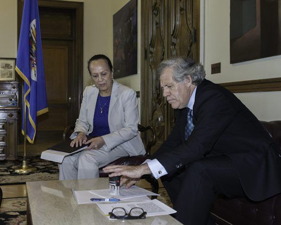 Carmen Luisa Velásquez, embajadora interina de Venezuela ante la OEA, entrega a Luis Almagro la carta de retiro de Venezuela ante la OEA. Lugar: Washington DC. Foto: Juan Manuel Herrera/ OEA.