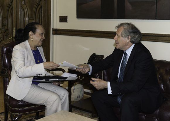 Carmen Luisa Velásquez, embajadora interina de Venezuela ante la OEA, entrega a Luis Almagro la carta de retiro de Venezuela ante la OEA. Lugar: Washington DC. Foto: Juan Manuel Herrera/ OEA.