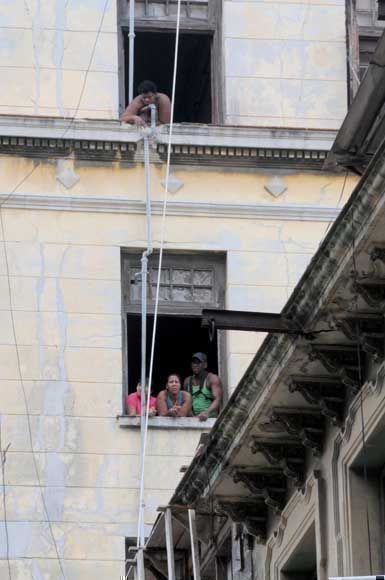 Habitantes de un antiguo edificio, ubicado en San Miguel y Amistad, en el municipio capitalino de Centro Habana, un día después del desplome de su escalera interna desde el tercer piso. Foto: Omara GARCÍA MEDEROS/ ACN