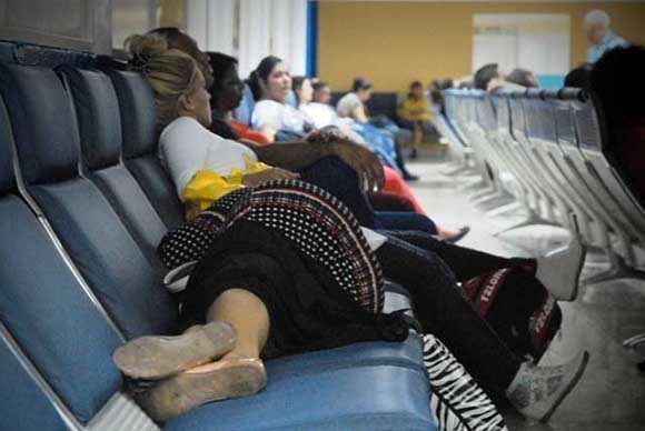 La demora en los vuelos puede ser tan larga que los pasajeros se ven obligados a dormir en el aeropuerto. Foto: ACN/ Juan Pablo Carreras.