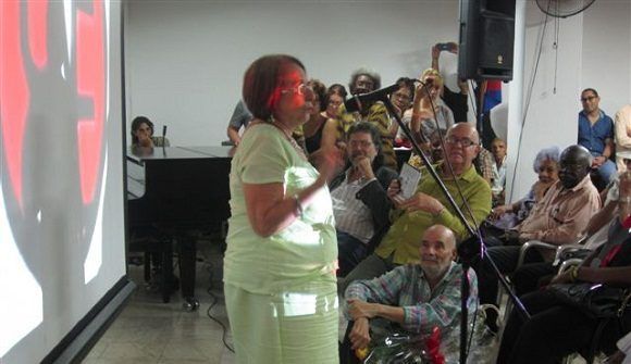 La Dra. Mónica le habló a los presentes en su lenguaje llano y simpático. Foto: Cortesía de Productora Documentales UNEAC.