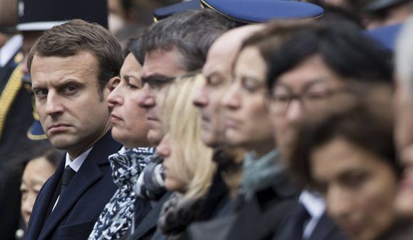 Emmanuel Macron este martes en el homenaje por el policía muerto en los Campos Elíseos. Foto: EFE.