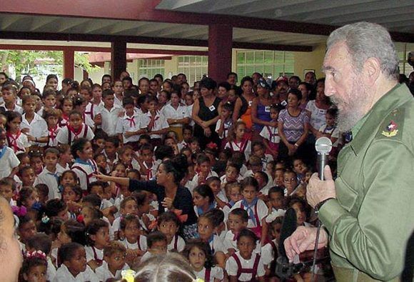 Fidel Castro en la escuela 6 de agosto de Birán. Foto tomada del sitio Fidel Soldado de las Ideas.
