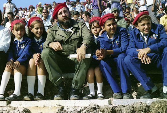 Fidel Castro con pioneros cubanos. Foto tomada del sitio Fidel Soldado de las Ideas.
