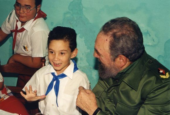 Fidel junto al niño Elián González. Foto tomada del sitio Fidel Soldado de las Ideas.