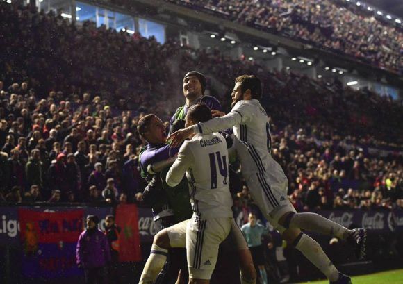 Isco celebra con sus compañeros un gol conseguido ante Osasuna en El Sadar. Foto Álvaro Barrientos (AP)