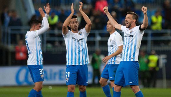 Jugadores del Málaga celebran el triunfo ante el Barcelona. Foto: AFP.