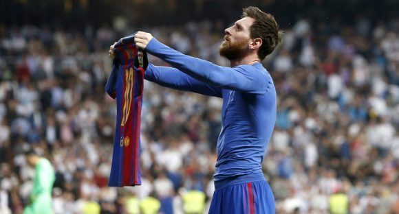 Lionel Messi muestra su camiseta al público después del gol que definió el partido en Madrid. Foto: EFE.