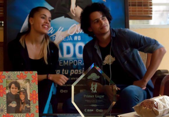 Jara y Osmani, junto a sus premios. Foto: L Eduardo Domínguez/ Cubadebate
