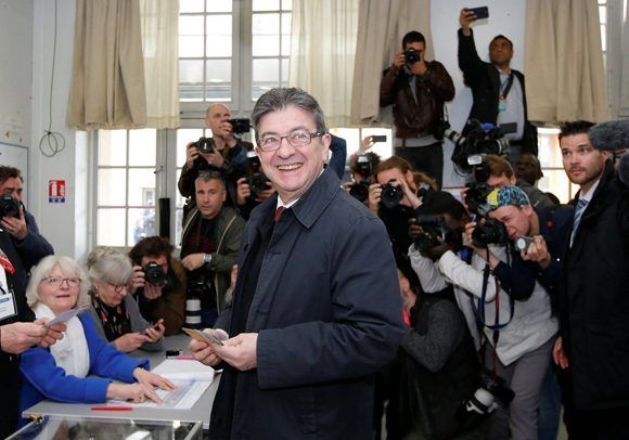 Jean-Luc Mélenchon, el candidato del Partido de Izquierda, ejerce su derecho al voto. Foto: @teleSURtv/ Twitter.