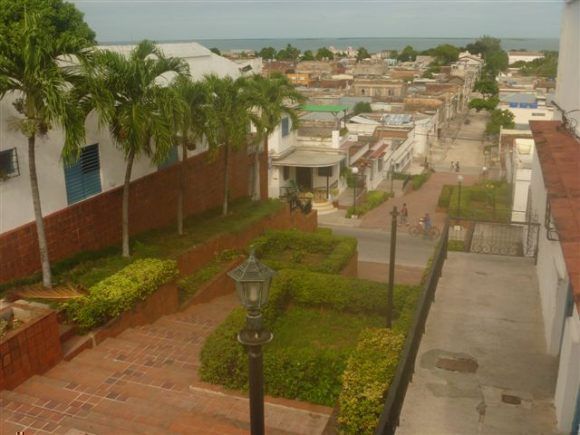 Memorial Celia Sánchez y vista parcial de la ciudad de Manzanillo. Foto: Alberto Cruz Lastres / Cubadebate