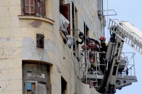 Operaciones de rescate y salvamento en un antiguo edificio en el municipio capitalino de Centro Habana, luego del desplome de su escalera interna desde el tercer piso, en la Habana, Cuba, el 19 de abril de 2017.   Foto: Omara GARCÍA MEDEROS/ ACN