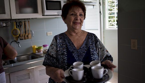 "Café, del bueno", dice Paula acercándonos las tasas. Foto: Ismael Francisco/ Cubadebate.