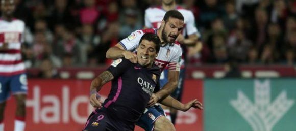 Penalti de Lombán a Luis Suárez no señalado por Jaime Latre. Foto: Pepe Marin/ Reuters.