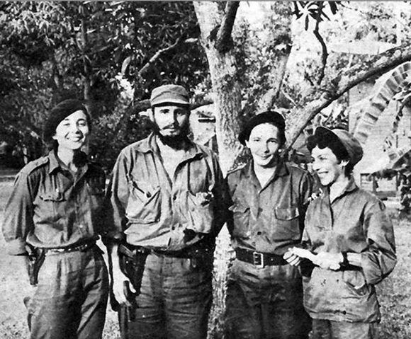 Vilma, Fidel, Raúl y Celia en el Central América, diciembre de 1958. Foto tomada de Fidel Soldado de las Ideas.
