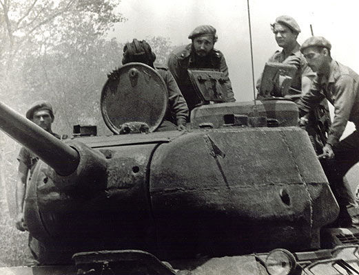 Fidel en un tanque durante los combates de abril de 1961. Foto: Fidel Soldados de las Ideas.